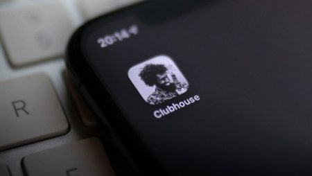 Clubhouse: convite para o app de áudio é oferecido por mais de R$ 600 na web